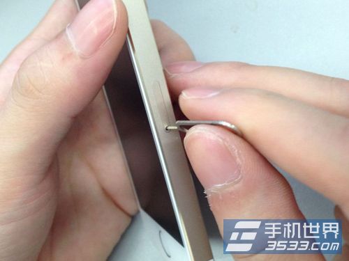 苹果iphone5s卡槽怎么打开1