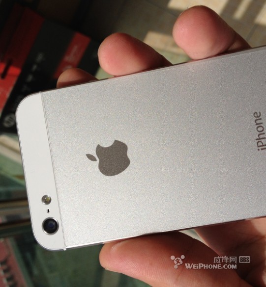 iphone5白色贴背膜方法介绍2