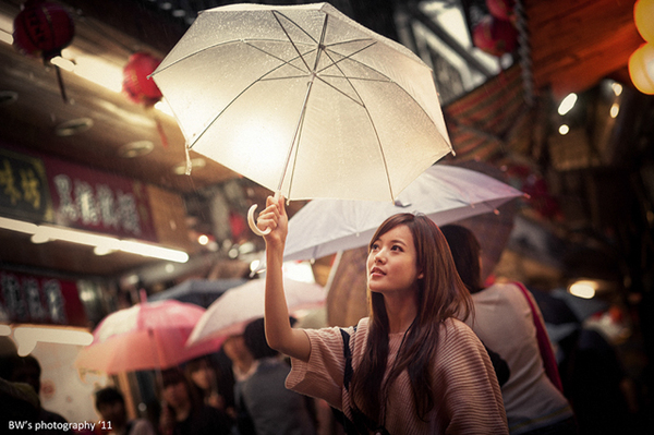 雨中人像拍摄:借用光线营造迷人气氛1