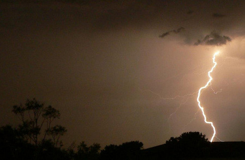 雷雨天抓拍闪电的拍摄技巧7