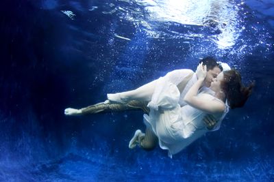 拍摄浪漫水中婚纱前需要告知新人的相关事项5