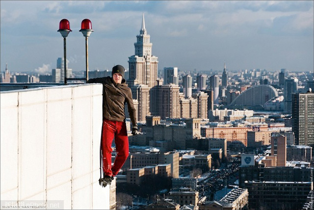 作品赏析：俄罗斯男孩悬挂在高层建筑上拍照9
