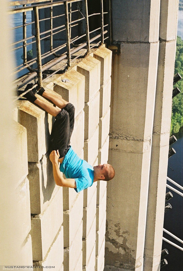 作品赏析：俄罗斯男孩悬挂在高层建筑上拍照8