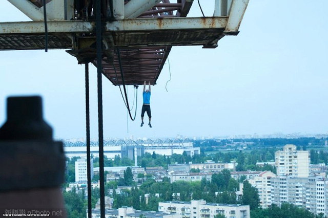 作品赏析：俄罗斯男孩悬挂在高层建筑上拍照4