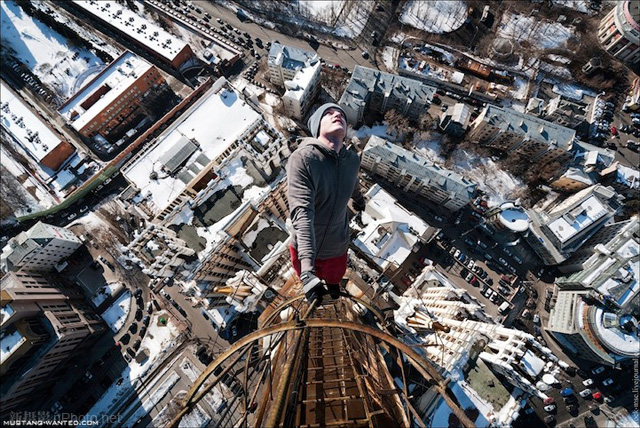 作品赏析：俄罗斯男孩悬挂在高层建筑上拍照12