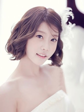 韩国女星示范甜美新娘发型2