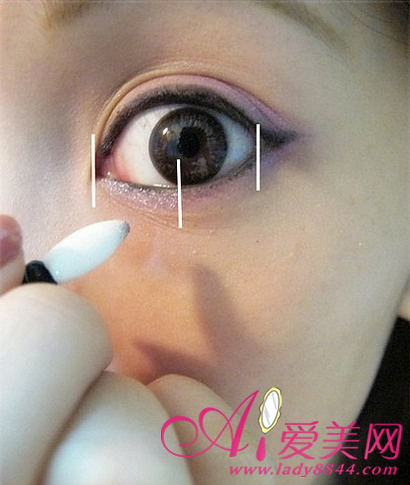 浅紫色眼妆图解 拉长眼形放大双眼7