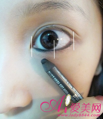 浅紫色眼妆图解 拉长眼形放大双眼2