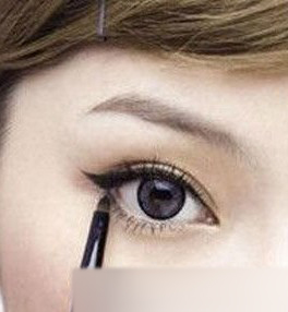 新手化妆教程之眼线的画法4