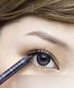 新手化妆教程之眼线的画法1
