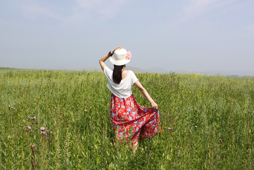 PS给原野美女图添加秋季青红色1