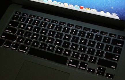 苹果笔记本电脑键盘要怎样启动键盘夜光功能1