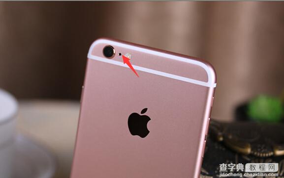 iphone摄像头旁边的小孔是什么？1