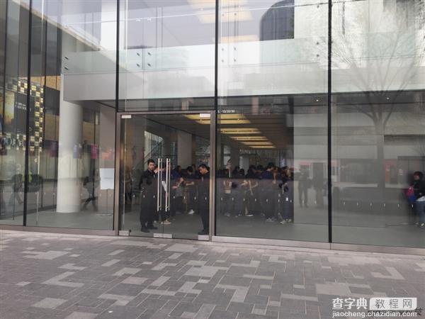 Apple Watch今日下午3点01分后开始预购开卖！美女店员帮你试戴2