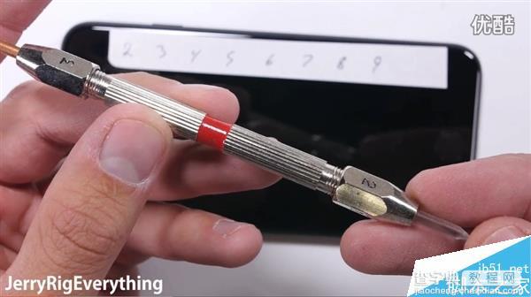耐用度如何?黑色iPhone 7首发刮划、掰弯测试视频4