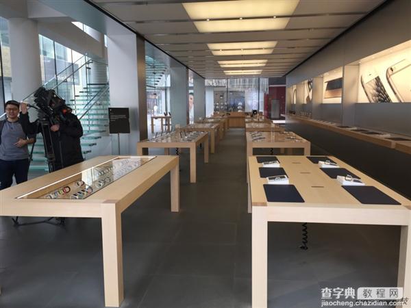 Apple Watch今日下午3点01分后开始预购开卖！美女店员帮你试戴3