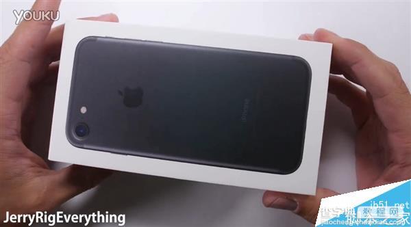 耐用度如何?黑色iPhone 7首发刮划、掰弯测试视频1