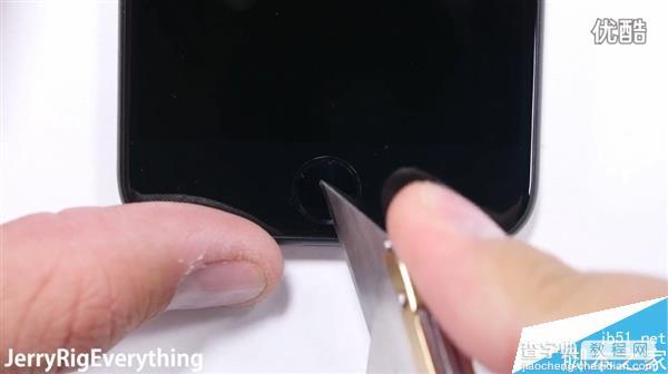 耐用度如何?黑色iPhone 7首发刮划、掰弯测试视频9