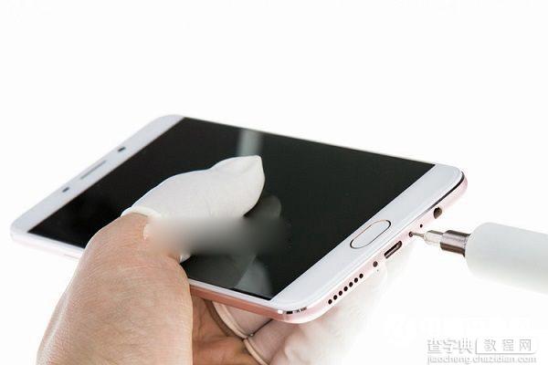 OPPO R9怎么打开后盖？OPPO R9拆后盖图文教程4