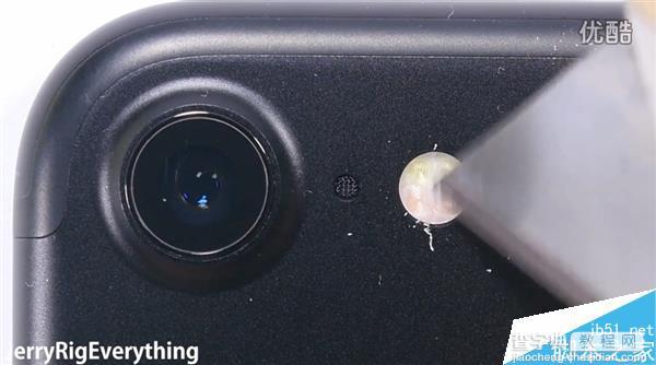 耐用度如何?黑色iPhone 7首发刮划、掰弯测试视频16