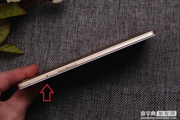 OPPO R7怎么装卡？OPPO R7手机SIM卡安装方法图解3