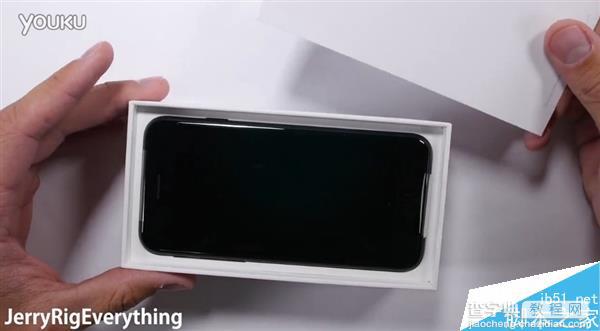 耐用度如何?黑色iPhone 7首发刮划、掰弯测试视频2