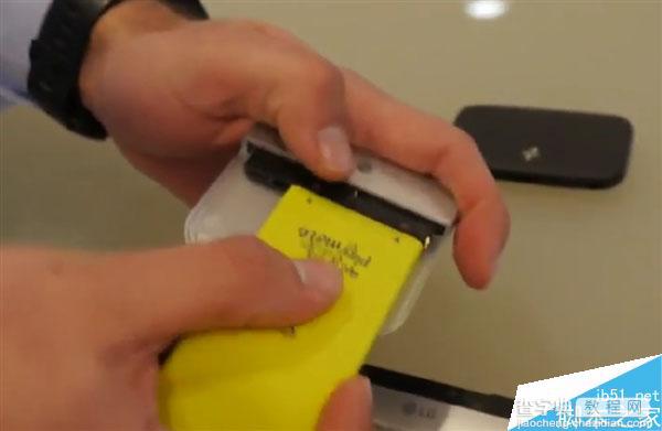 LG G5可拆解电池怎么换?电池底座拆卸图解5