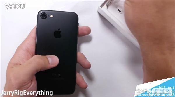 耐用度如何?黑色iPhone 7首发刮划、掰弯测试视频3