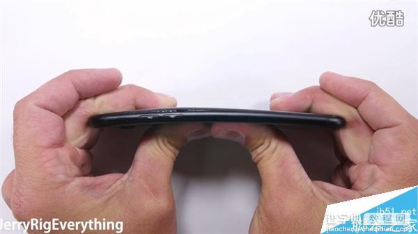 耐用度如何?黑色iPhone 7首发刮划、掰弯测试视频17