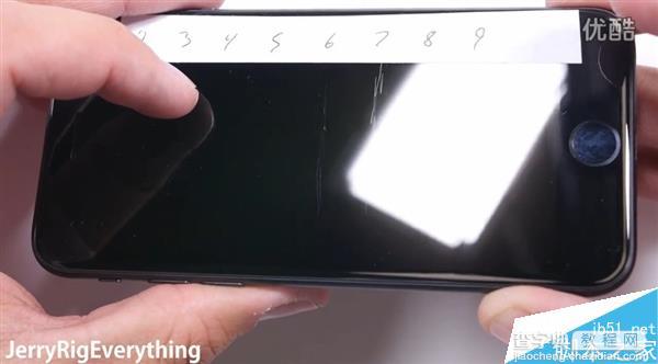 耐用度如何?黑色iPhone 7首发刮划、掰弯测试视频6