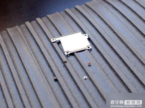 iphone5c屏幕碎了怎么办?几分钟为iPhone5c换上新屏幕教程6