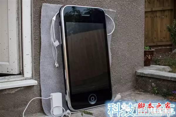 你肯定没见过有苹果30寸的巨型iPhone 3G！4