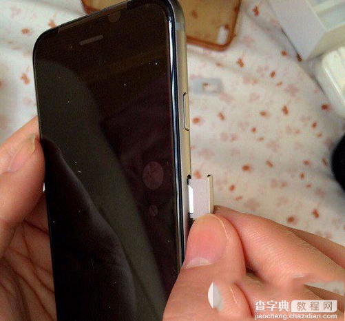 iphone6 plus怎么装卡？iphone6 plus装sim卡图文步骤4