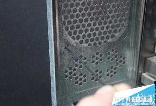 电脑机箱怎么安装风扇减震胶钉保护主板cup?5