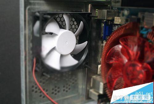 电脑机箱怎么安装风扇减震胶钉保护主板cup?8