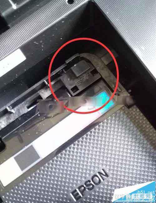 Epson爱普生R330打印机怎么拆除墨仓盖子拿出墨盒?5