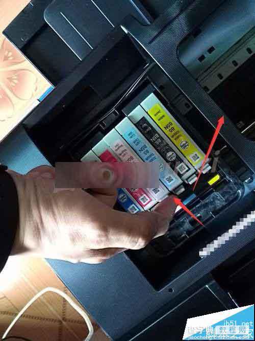 Epson爱普生R330打印机怎么拆除墨仓盖子拿出墨盒?10