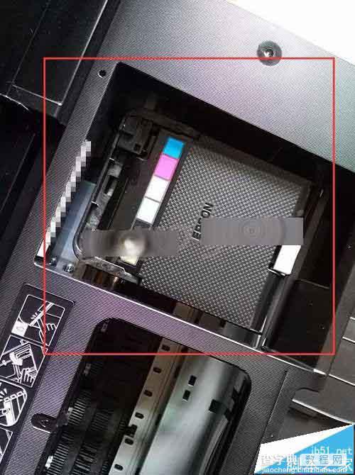 Epson爱普生R330打印机怎么拆除墨仓盖子拿出墨盒?3