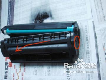 惠普1000激光打印机硒鼓加墨粉方法2