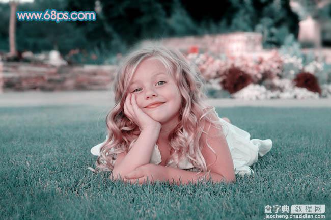 Photoshop将绿地上的儿童照片调成柔美的中性青红色3