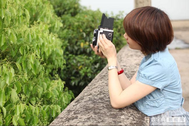 photoshop将夏季外景人物图片调制出柔美的日韩淡粉色效果1