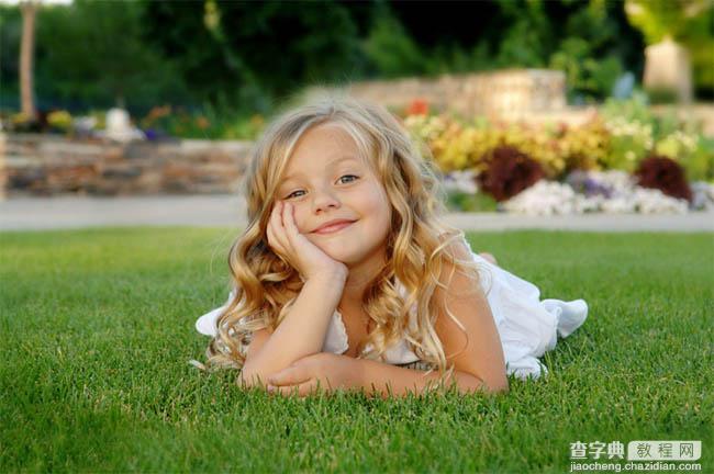 Photoshop将绿地上的儿童照片调成柔美的中性青红色1