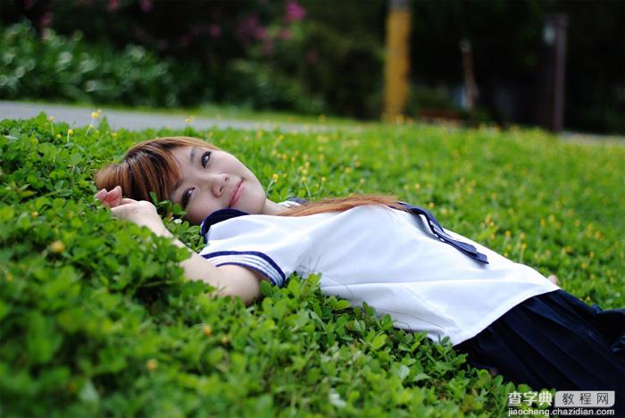 Photoshop将躺草地上的美女打造出柔和的秋季红褐色1