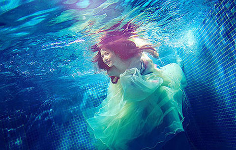 Photoshop调出清澈清新的水下美女写真照片1