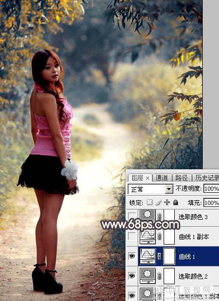 Photoshop调出暗调深秋色树林路边的人物图片11