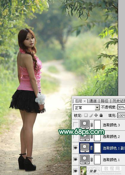 Photoshop调出暗调秋季青红色树林人物图片5