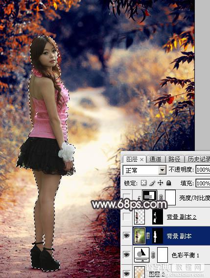 Photoshop调出暗调深秋色树林路边的人物图片25